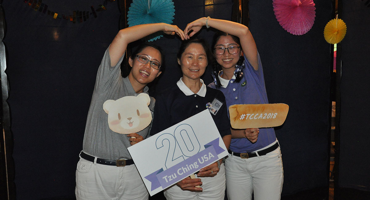 加州州立大學的慈青社創辦人康伶莉（Lily Kang，右）和姊姊（左）、媽媽（中）一起參加全美慈青、學長暨慈懿幹部研習營。」攝影／曾永忠