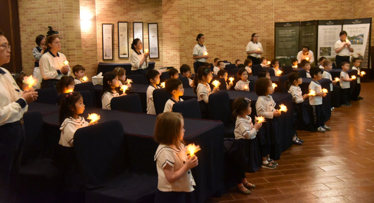 老師帶領小朋友拿著心燈祈禱。 攝影／吳怡萱