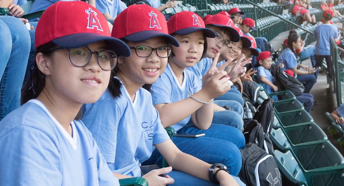 安排遊學營的小朋友到天使球場看一場棒球賽。攝影者／黃友彬
