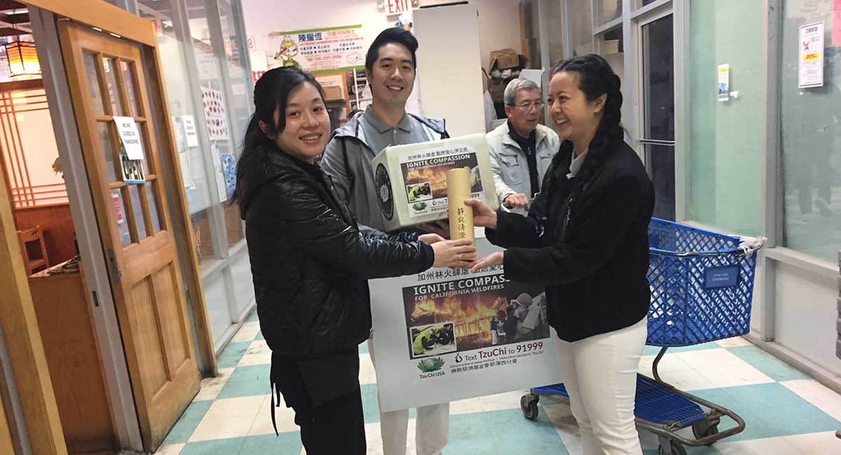 在布朗士維克郡（Brunswick）的香港超市內的日本餐館老板捐出放在店中的竹筒，其中裝滿了集結客人愛心的小費。攝影／劉紹珍