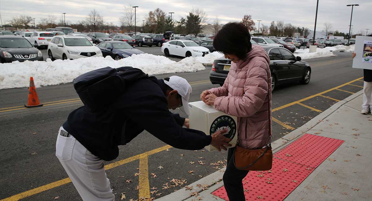 白雪皚皚接近攝氏零度，摩里斯郡（Morristown）志工以溫暖感動著前來購物居民發揮愛心。攝影／李仁傑