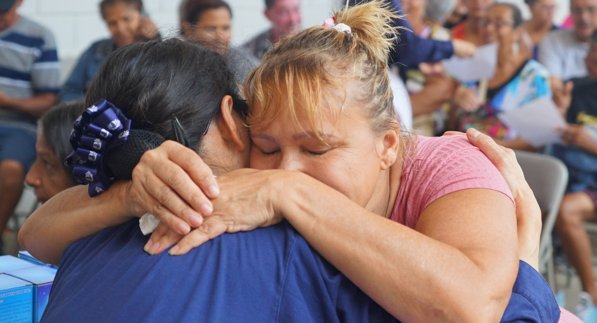 志工給災民瑪麗亞深深的擁抱，她的心情豁然開朗了。