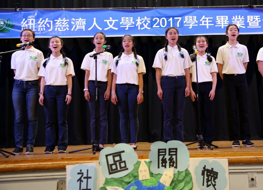 校外歌唱比賽第一名的藍天使隊以二部和聲演唱「地球的孩子」，表現精彩，實至名歸。攝影／羅憲弘
