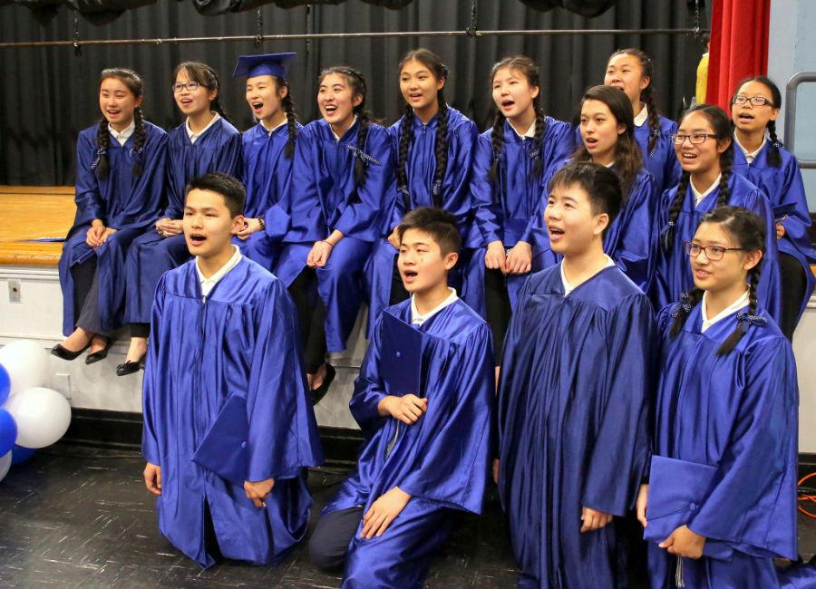畢業生們從同學變好朋友，齊聲說：「感謝紐約慈濟人文學校，讓我們快樂學中文。」攝影／羅憲弘
