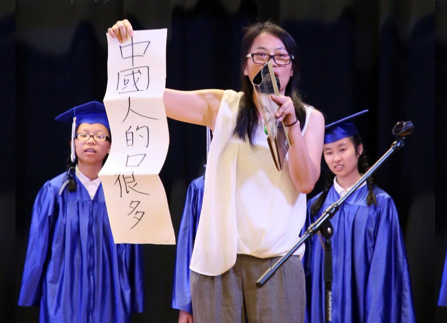 畢業生家長致詞時提到，女兒剛進學校時中文很不好，把「中國人口很多」，寫成「中國人的口很多」，在慈濟學習至今，已說得流利，還參加比賽得獎。攝影／羅憲弘