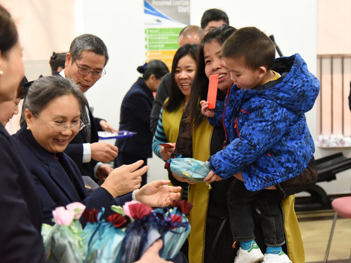 布碌崙新春祈福，五十多位小朋友的爸爸媽媽和爺爺奶奶到場參與。攝影／劉輝