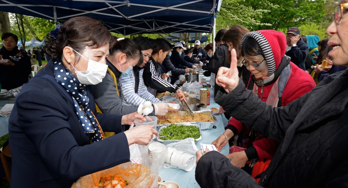 為了推廣茹素，紐約志工再度總動員舉辦素食園遊會，共約十五道餐點。攝影／朱澤人