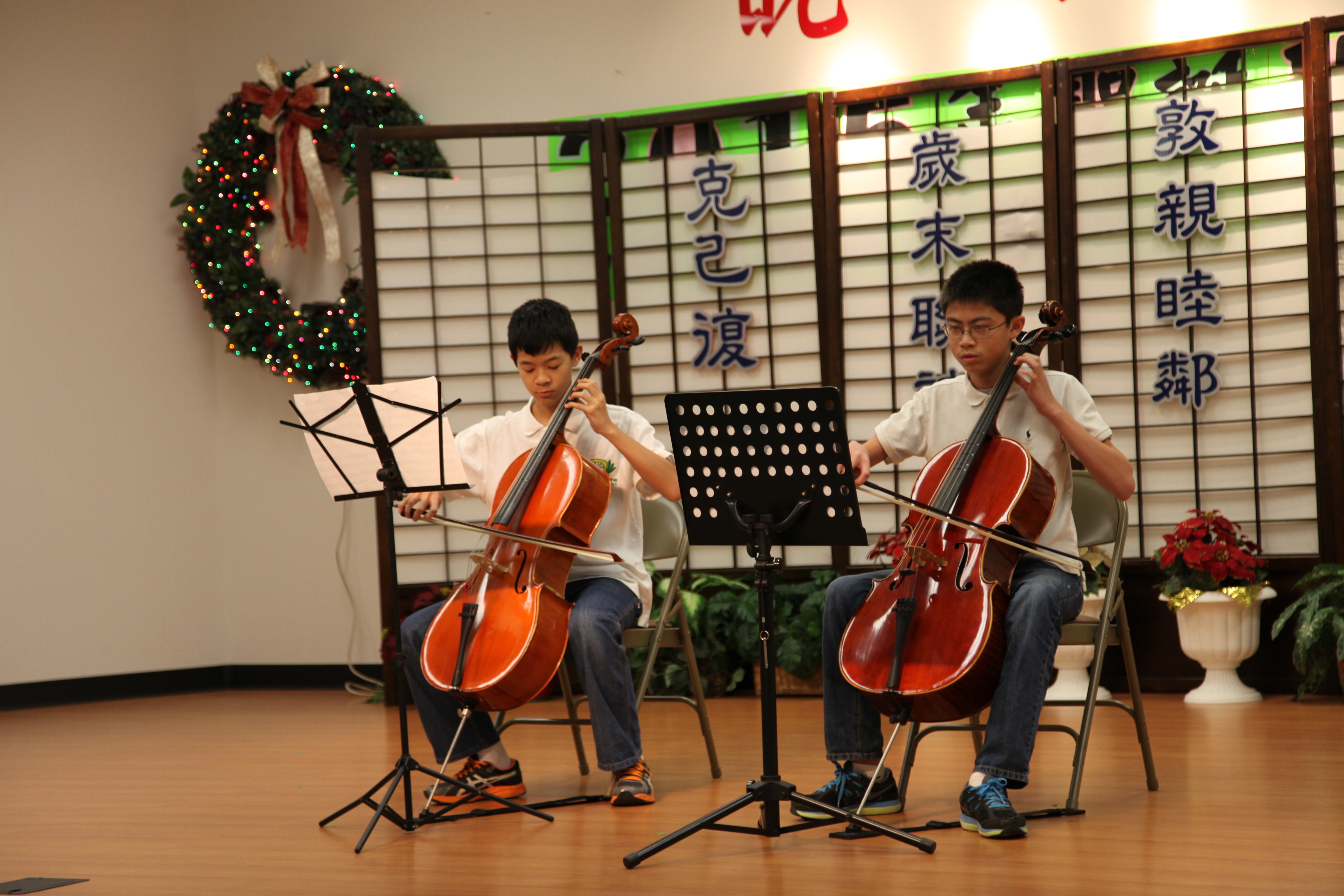 人文學校學生為老人家演奏大提琴。