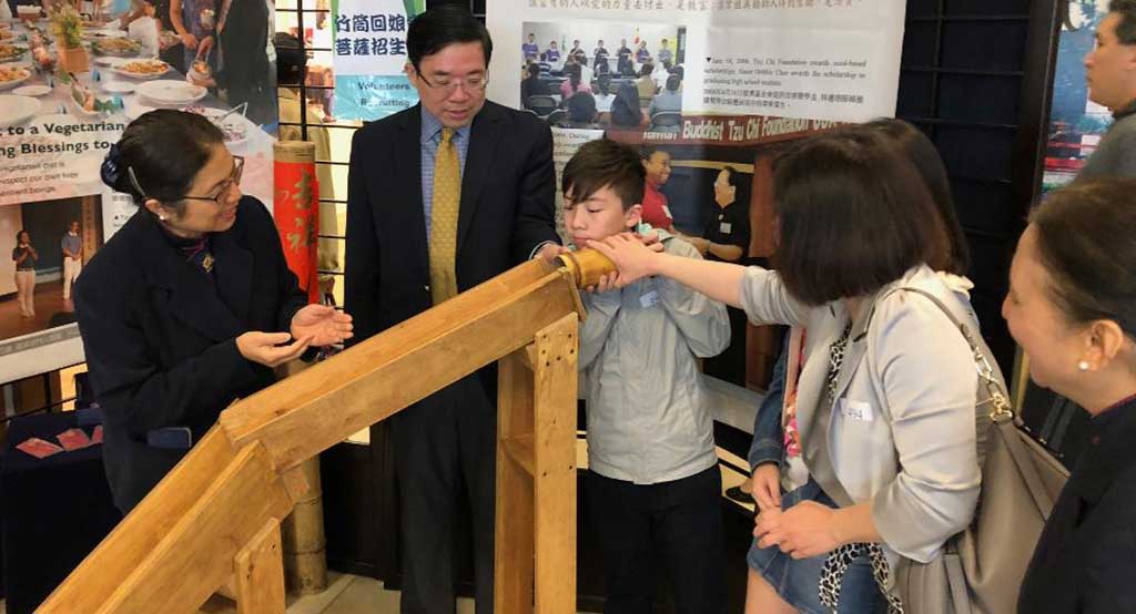 臺北經濟文化辦事處的黃耀良組長，帶著全家人將竹筒回娘家， 希望給孩子一個示範，學會助人。
攝影／林郁翠