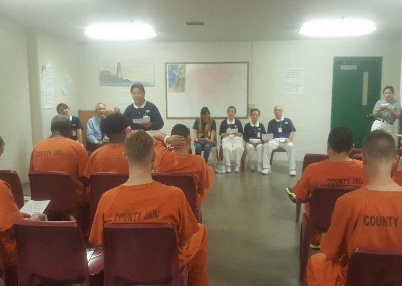 德州分會傳法團隊帶著獄友唱〈愛與關懷。〉