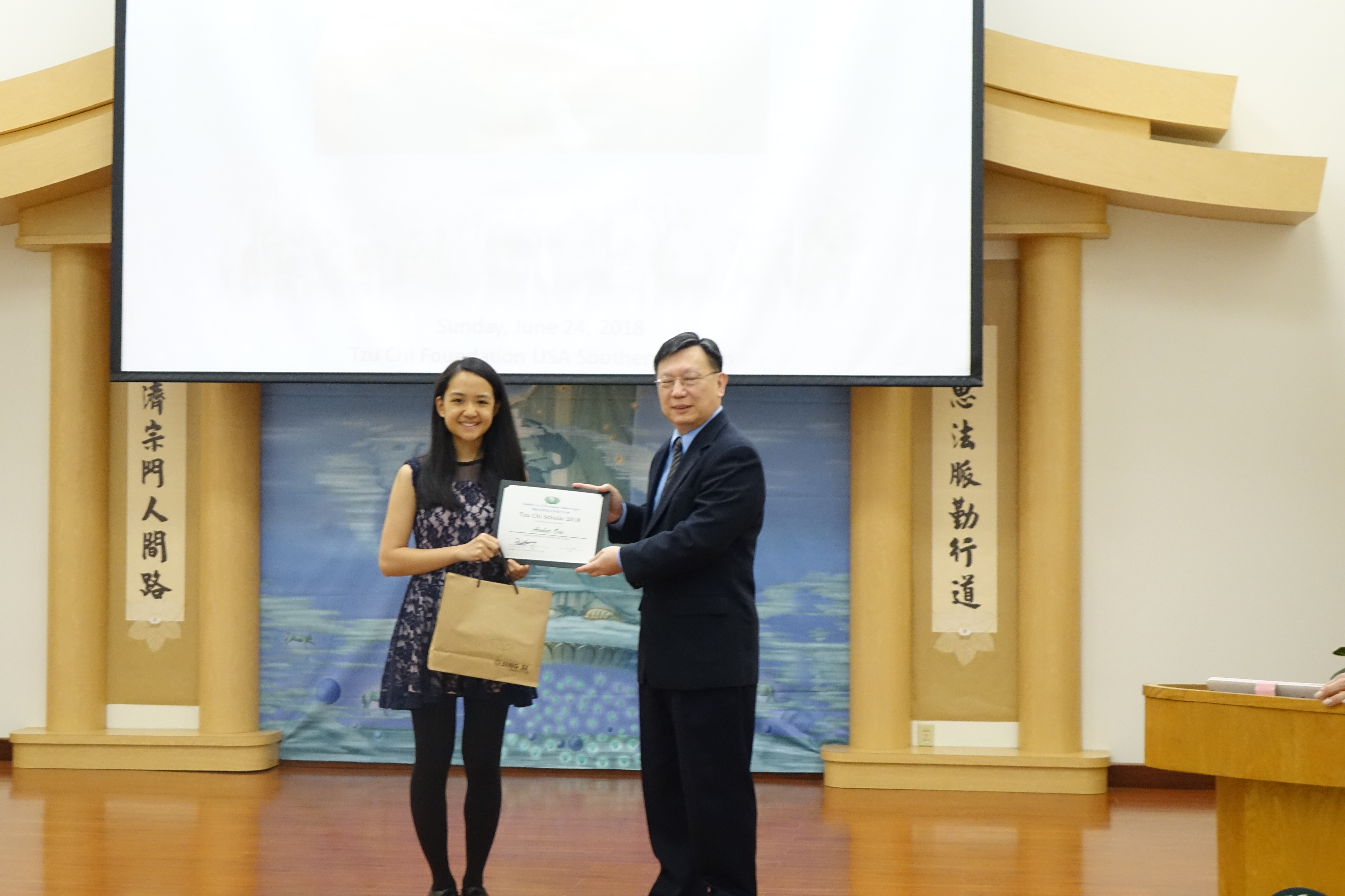 慈濟德州分會於6月24日下午2點，舉辦2018年度清寒獎學金頒獎典禮，副執行長王崑賢頒發獎狀給得獎學生 Amber Ooi。