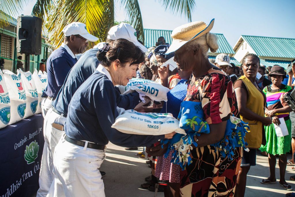 tzu chi in Haiti for rice distribution