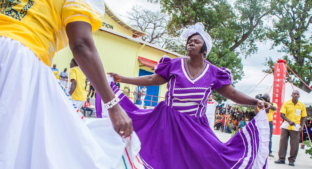 啟用典禮上，海地人用充滿生命力的傳統舞蹈和大鼓，獻上祝福。