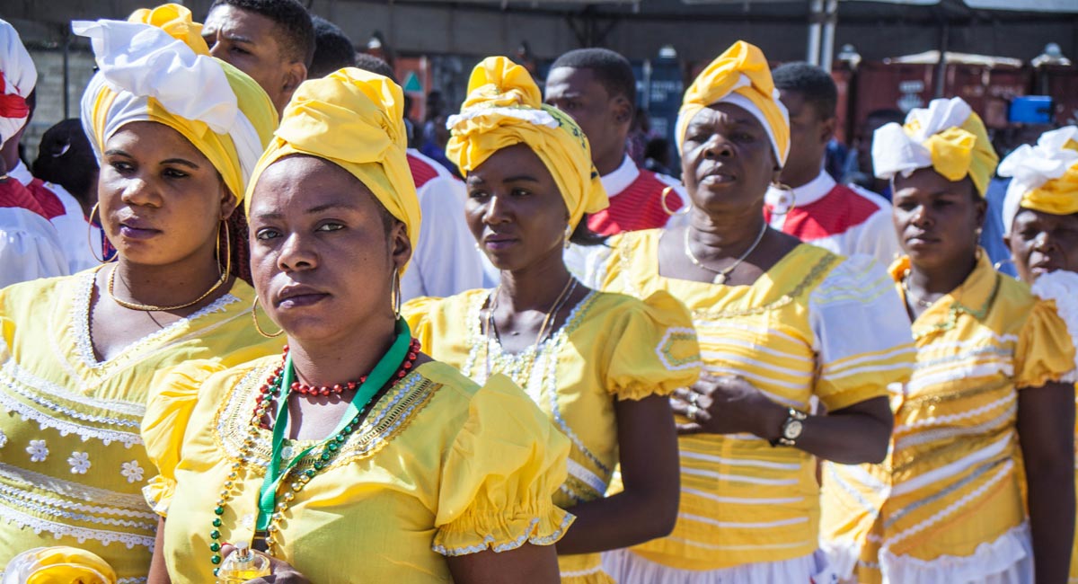 慈濟黃色的志工背心，和海地黃色的傳統服飾相互輝映，點亮整個啟用典禮氣氛。