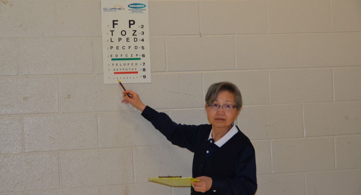 慈濟志工計嘉麗主持視力檢驗。