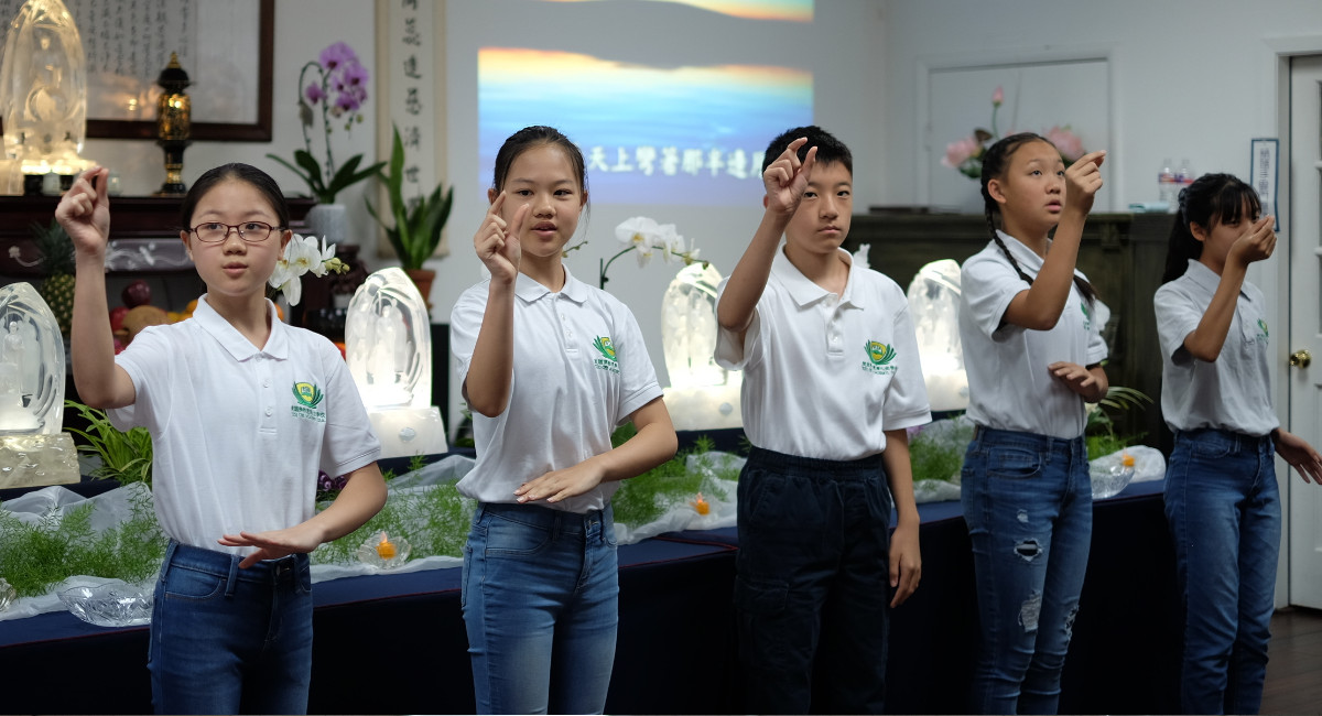 慈濟人文學校的學生表演「母親的手」。