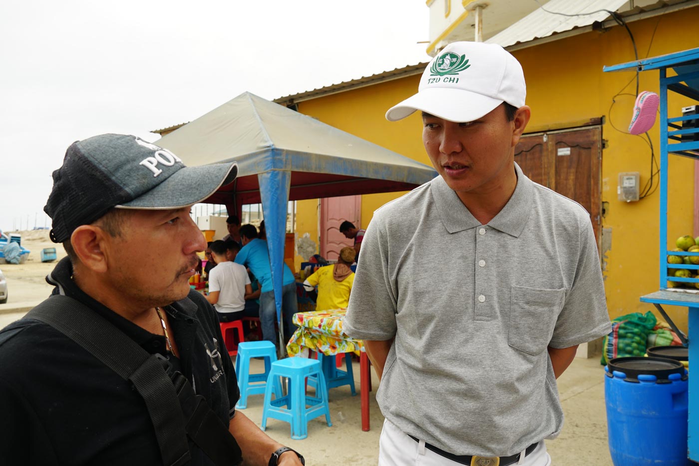 本土華裔志工（右一）用西語和漁民溝通，了解當地需求。攝影：廖瓊玉