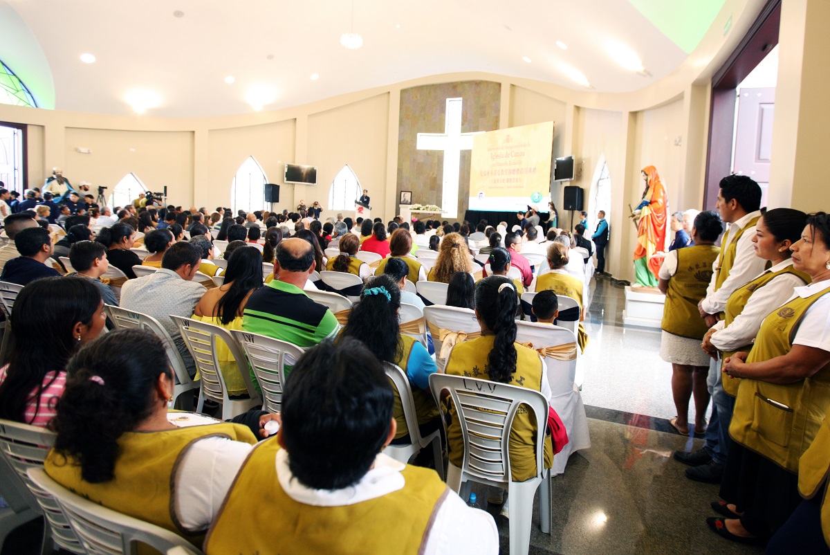 The Church of San Andres is soon filled to the brim with people that travelled from near and far to join this celebration.