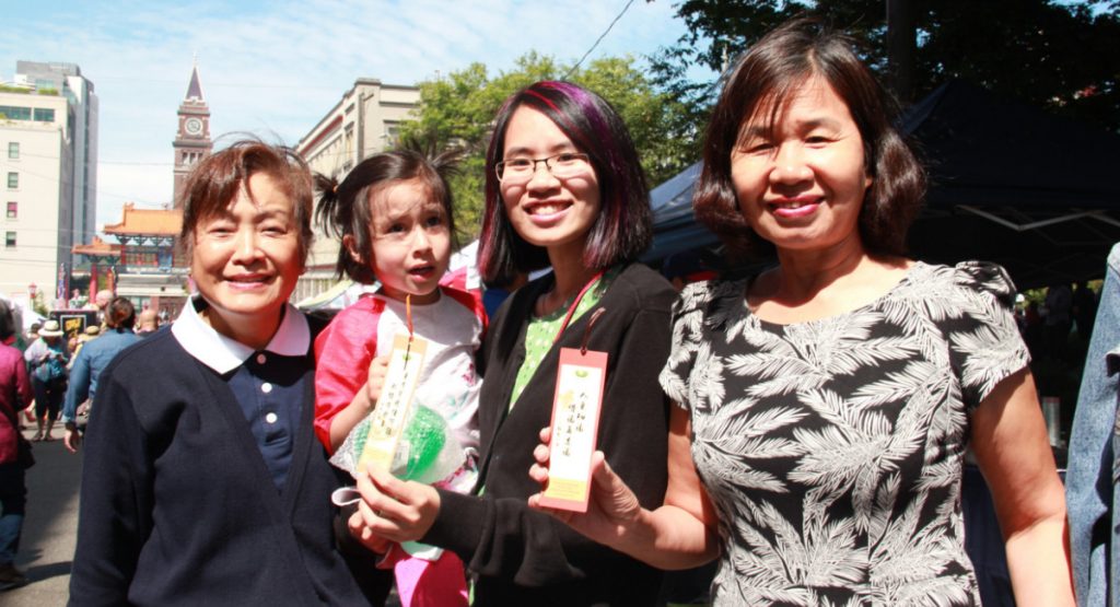 越南裔的祖母和母女三人（右起三人），各自抽了靜思語書簽，經過志工翻譯後，表示很喜歡上面的句子。攝影／張立甲