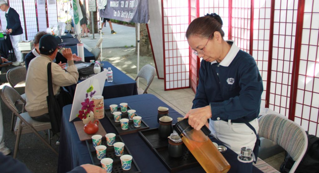 茶道老師陳美香（右）歡喜準備和大眾結緣的冷泡茶。攝影／張立甲