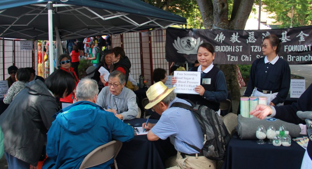華埠海洋節祥龍慶典中，有慈濟西雅圖支會提供的免費醫療服務。攝影／應仲銘