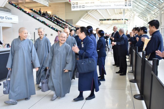 早上九點五十五分，臺灣本會關懷團和四位精舍師父抵達安大略機場，大家拍手歡迎他們。攝影／蔡松谷