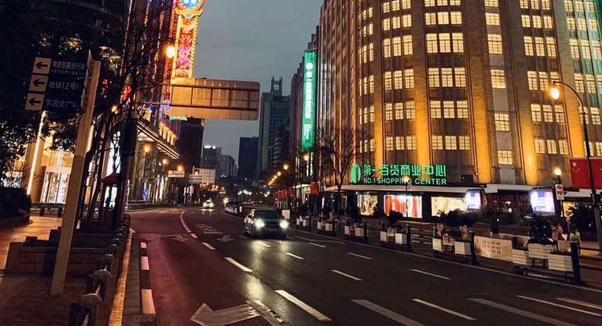 位於最熱鬧的黃浦區知名上海百貨商場「新世界」，不見車潮熙來壤往。圖片提供／艾瑞克