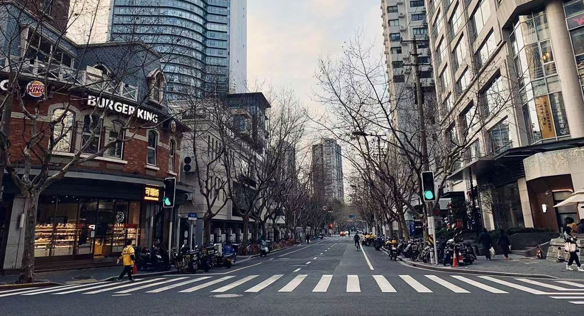 周遭城市紛紛封城的上海市，被病毒包圍，於2月6日宣佈彈性上班。圖片提供／艾瑞克