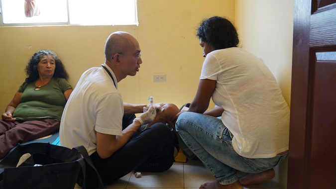 Médico de TIMA realizó visita a domicilio a pacientes con discapacidad física en Ecuador