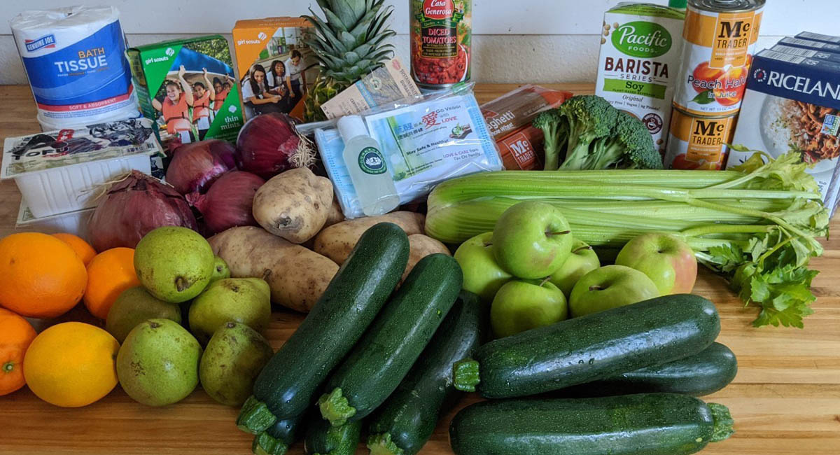 為長者採買色彩豐富的蔬果，也代表營養均衡。圖片提供／慈濟奧克蘭聯絡處