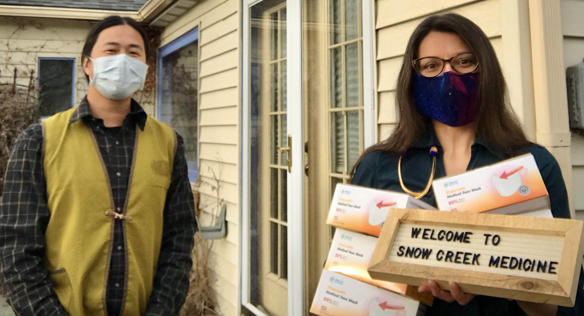 照顾弱势贫病的社区小诊所 Snow Creek Medicine接收50只口罩。