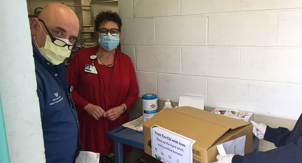 4月20日，志工將700只外科口罩送給Bryn Mawr Hospital。醫院規定的捐贈地點在醫院的物資中心室。照片提供／王淑玲