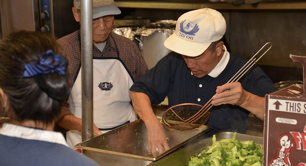 資料照片：2014年8月31日，志工在廚房裡準備著要給街友吃的素食。攝影／姚昭旭