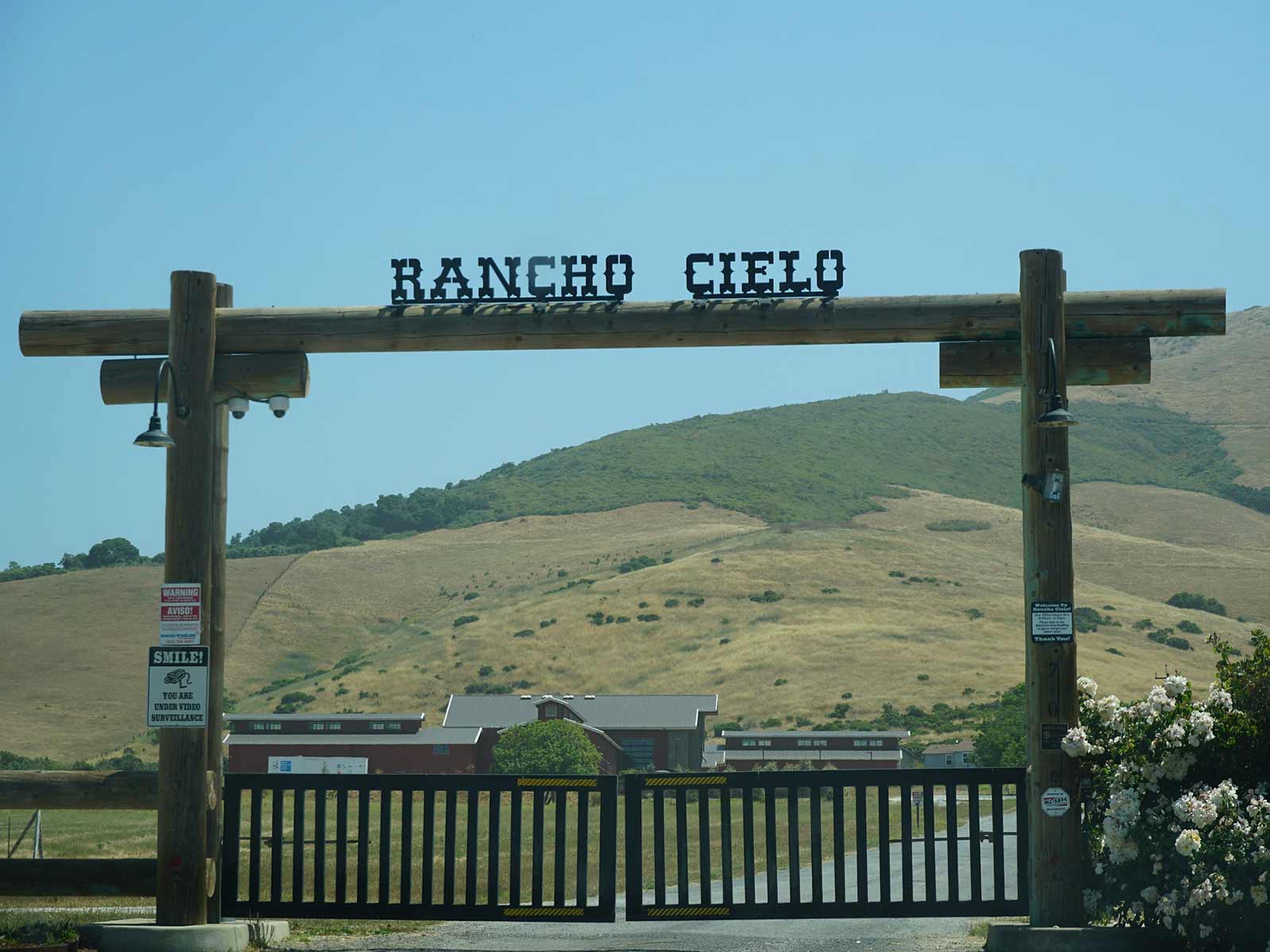 Tzu Chi volunteers deliver masks for staff and students at Rancho