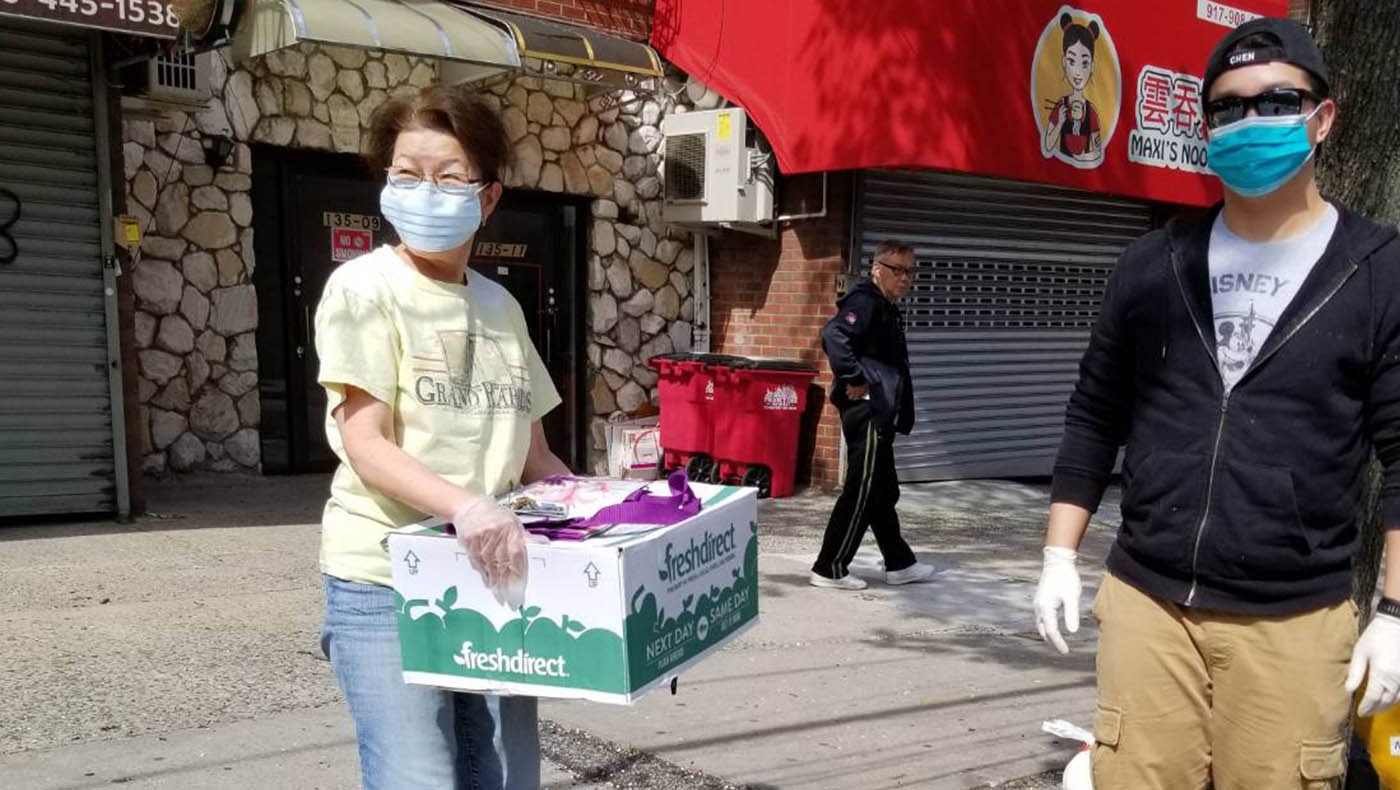 志工李惠蓉與兒子陳品勳前往法拉盛,為行動不便的長者送食物。攝影/加森