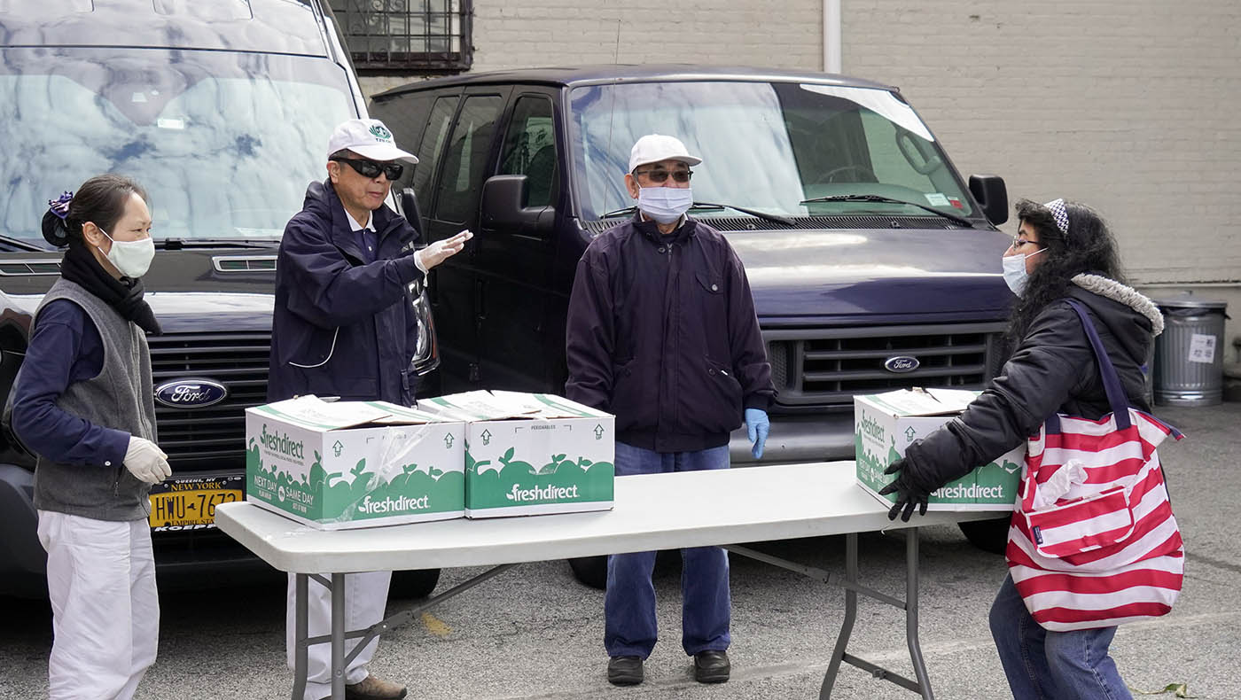 志工在紐約分會停車場設置食物領取站。攝影／加森