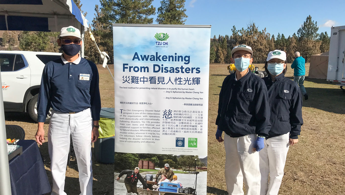 Tzu Chi volunteers arrive to assess the damages caused by the wildfire and assist the residents in registration for financial support. Photo by Fandy Tsai.