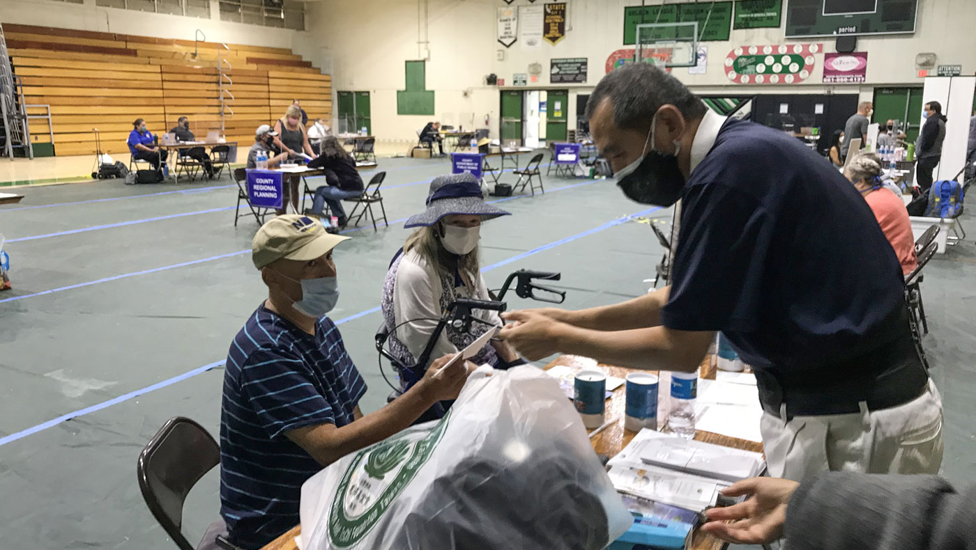 Tzu Chi USA National Headquarters volunteers distribute aid and essentials to wildfire survivors at the Palmdale Local Assistance Center. Photo/James Huang