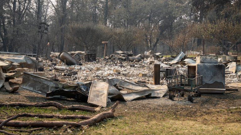 古德溫夫婦的家遭北部複合式山火摧毀，如今只剩下殘垣。攝影 / 曾奐珣