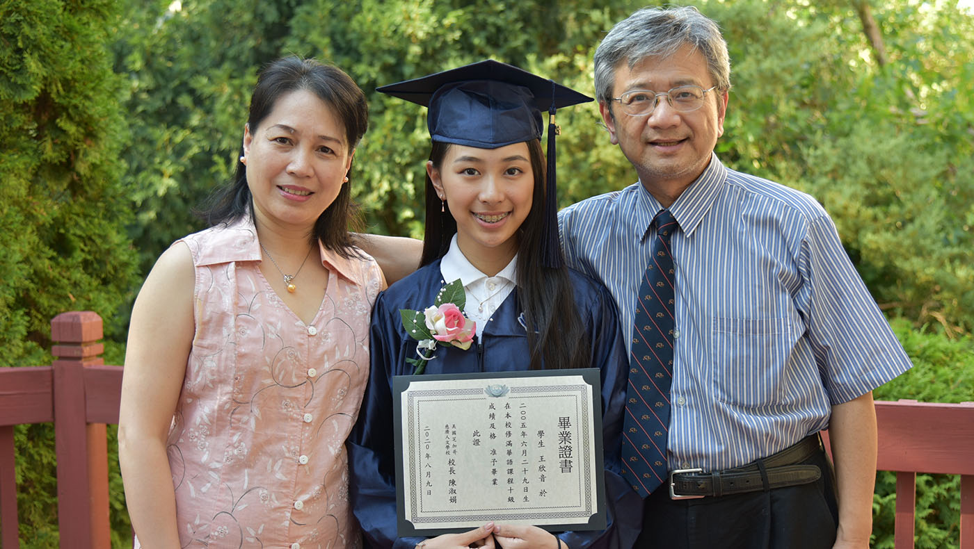 畢業生王欣音和家人拍照留念。圖片來源／王欣音家長提供