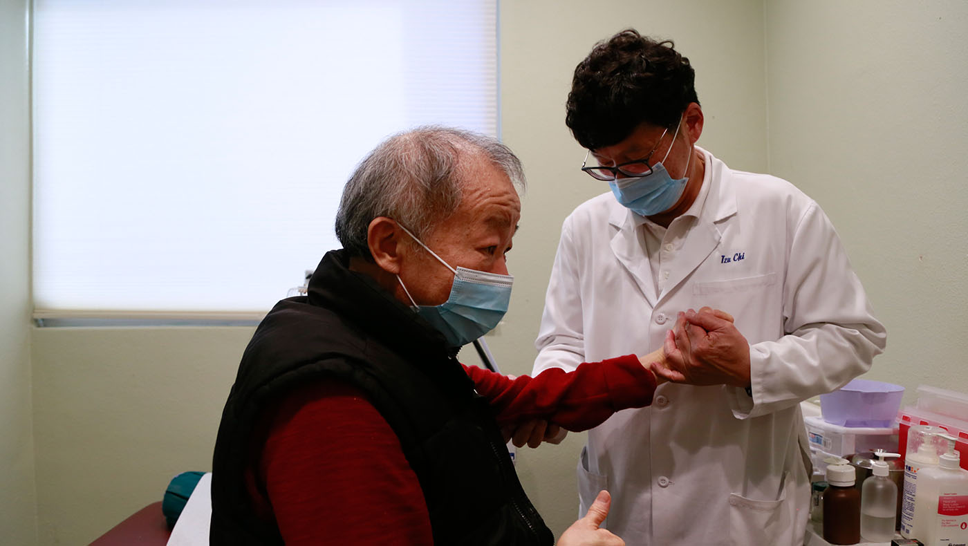 TzuchiUSA-medical-center-patient-story_0002_賴益賢中醫師細心的為鄧正喜做肢體的按摩