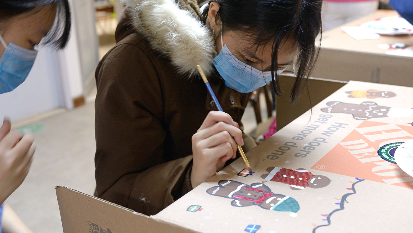 TzuchiUSA-Sending Blanket to Family_0006_慈少在送給醫院的紙箱上畫可愛薑餅人。(朱澤人攝影)