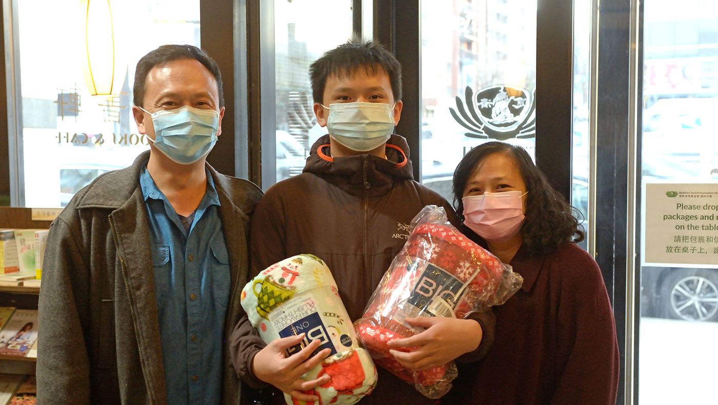 TzuchiUSA-Sending Blanket to Family_0005_慈少和父母一同捐贈物資給兒童醫院。(朱澤人攝影)