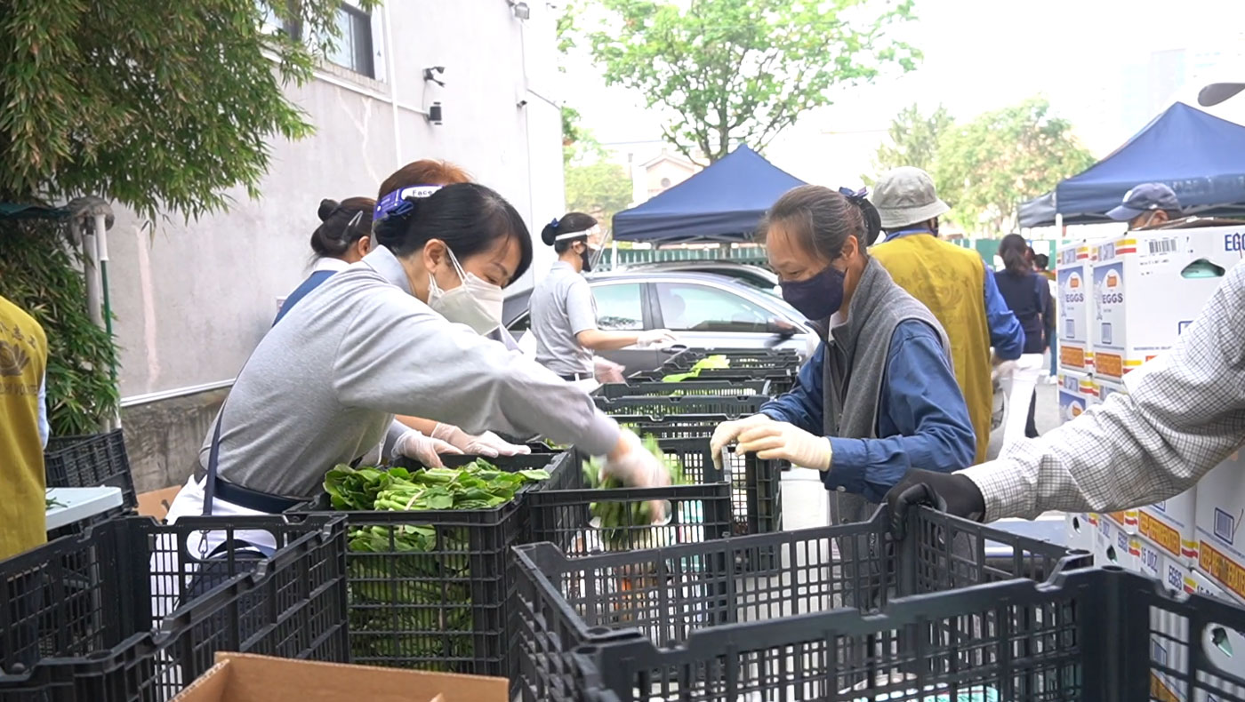 For the beneficiaries' health, Tzu Chi provides lots of fresh green leafy vegetables, which are a rarity in many charity aid distributions. Video Screenshot/Tzu Chi USA Video Team