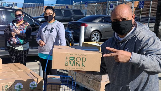 En el Primer Invierno de la Pandemia Tzu Chi Distribuye Alimentos en el Sur de California