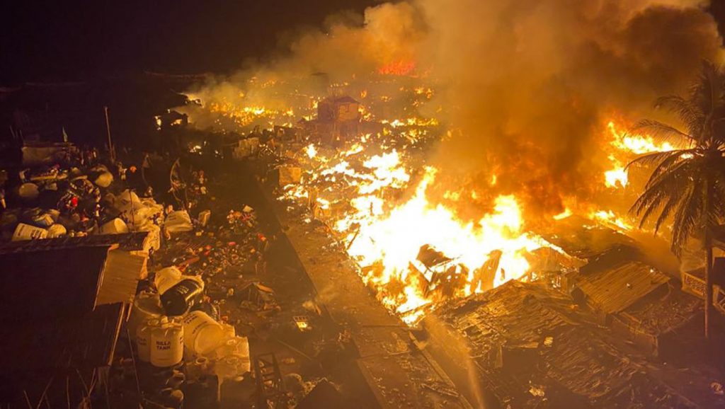 火勢從下午開始延燒到晚上。圖片來源／獅子山共和國明愛會志工
