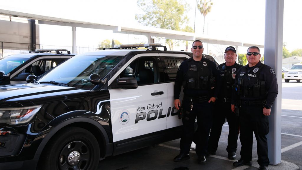 San Gabriel police officers come to assist at each Tzu Chi USA food distribution in the area. Photo/Shuli Lo