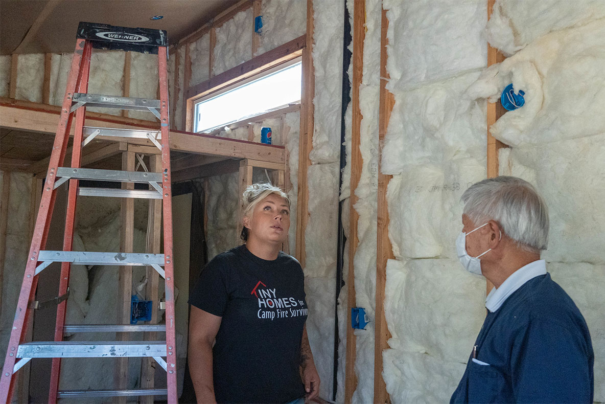 慈濟志工在歐羅維爾市（Oroville）的微型房屋建築場地幫忙建造。拍攝／曾奐珣