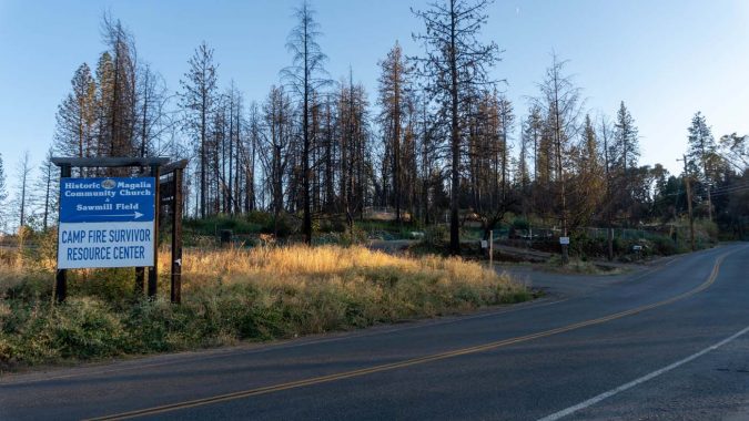 Ayuda Para Un Sobreviviente De Incendio Forestal Que Ayudó A Otros En Magalia, California