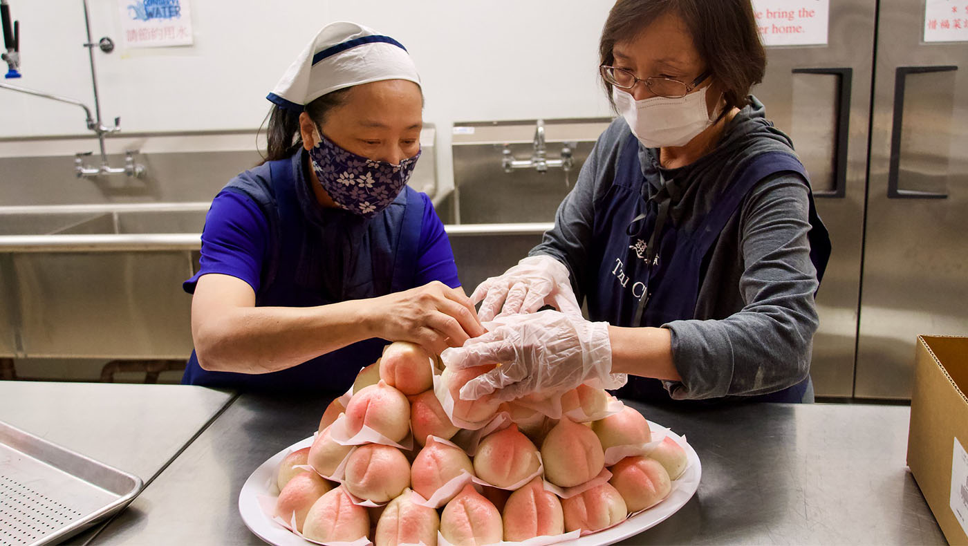 志工為佛誕日、慈濟日和母親節特別製作壽桃。攝影／劉翰卿
